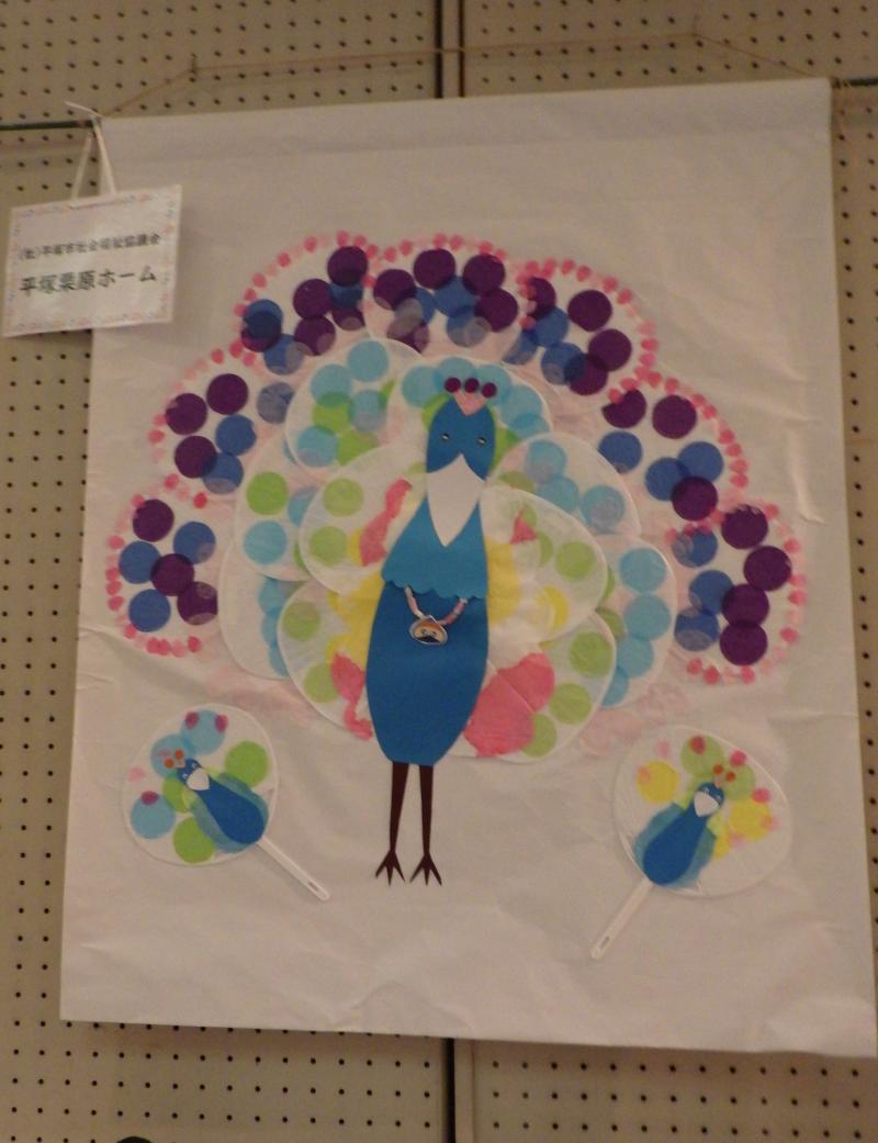 うちわで羽のようにしてみました。