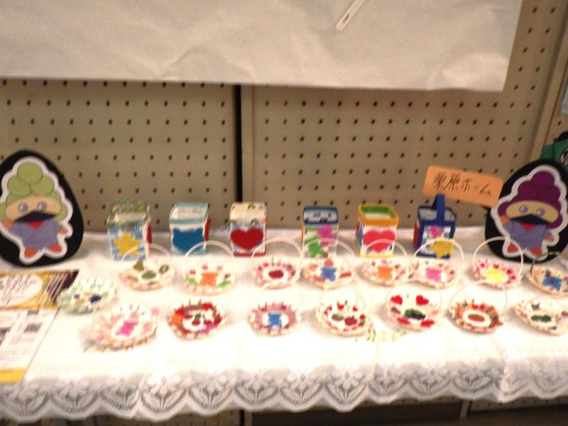 牛乳パックと紙コップで作りました。